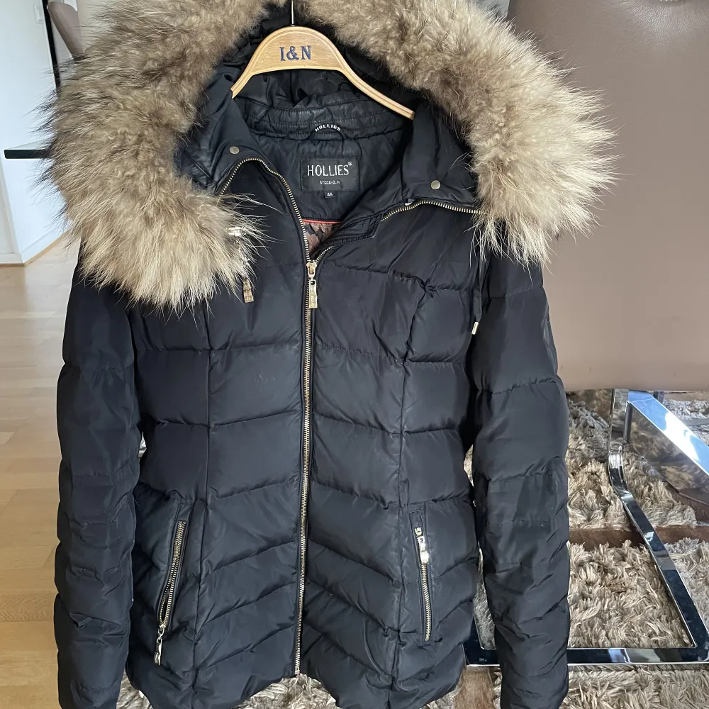 Köpt förra vintern från Hollies i Stockholm, jackan är knappt använt och är i nyskick. Psst, äkta päls.. Jackor.