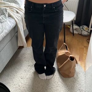 Svarta jeans  - Säljer dessa super fina jeans då dessa tyvär inte kommer till användning längre❣️❣️ startpris 300 men kan även tänka mig att gå ner i pris vid snabb affär!! Hör av er vid frågor! Storlek 38 men passar även mindre ( lite liten i storleken) 🥰🥰🥰