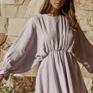 Klänning chiquelle - Superfin lila klänning från chiquelle funkar super till varmare somrar men även på hösten💜Säljer då den är lite liten för mig som är mellan M och L i klänningar. Finns inte att köpa på hemsidan längre🌸