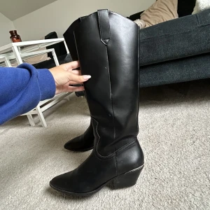 Cowboy boots - Säljer dessa slutsålda cowboy-bootsen från Pull&Bear 💗Skicket är bra då de inte har använts särskilt mycket, har några få skavanker (som syns på bild) varav de flesta säkert gå att tvätta bort. Hör gärna av dig om du vill ha fler bilder!🥰