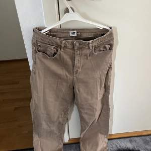 Ett par bruna jeans från Lager 157. Använda några gånger men inget slitage. Dom är endast lite skrynkliga. Är i märket Lane 