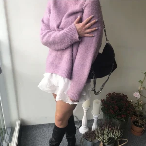 Stickad tröja Zara - Rosa/lila stickad tröja från Zara. Den är oversized så kan passa många storlekar 💕 