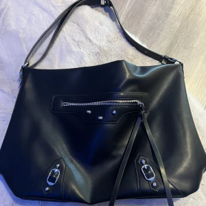 Väska - Super fin väska för endast 150kr! Inga defekter! Aldrig använt! Bra med plats! Skön material och skön att bära! Får plats med dator, kläder allt möjligt! Bra till skolan, vardags, jobb! 