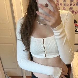 Croppad vit kofta  - Vit croppad kofta, aldrig använd