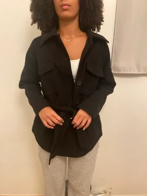 Kappa - Säljer denna sjunt fina kappan från Gina Tricot. Storlek XXS men bokstavligen är som XS- S. Orgpris: 600kr men säljer för 300kr. Tveka inte att skriva om du har frågor<3