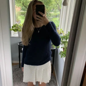 Marinblå tröja - Mörkblå Cashmere tröja från Marie Lund!! Står storlek L i tröjan men är betydligt mycket mindre, som storlek S!!