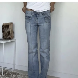 Hm lågmidjade jeans  - Jättesnygga slutsålda lågmidjade jeans från hm, lånade bilder(har endast dessa bilder på jeansen)❤️‍🔥❤️‍🔥