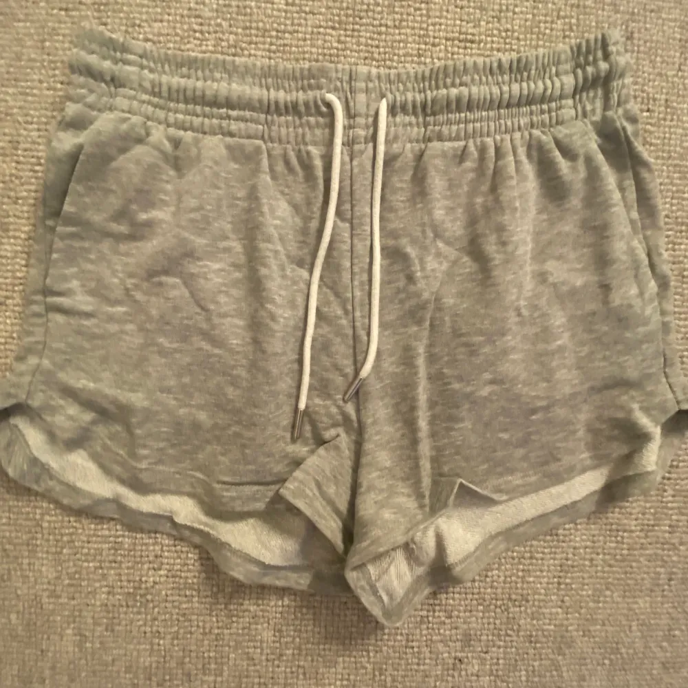 Pyjamas shorts från h&m. Shortsen är ljusgråa och har vita snören. Shorts.