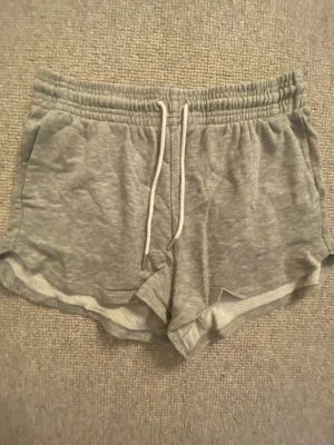 Pyjamas shorts  - Pyjamas shorts från h&m. Shortsen är ljusgråa och har vita snören