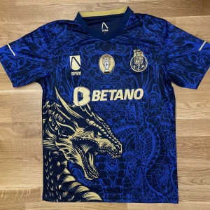 Porto special edition jersey  - Helt ny Porto special edition tröja som nu jag valt att sälja då jag inte har användning av den.  Storlek: L  Finns att hämta i Hisingen/Göteborg men kan även fraktas mot att vinnaren betalar för frakten.
