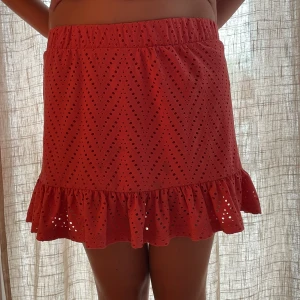 Kjol - Jättefin röd/orange kjol från Vero Moda. Storlek XS. Köparen står för frakten. Använd köp nu funktionen. Skriv till mig för frågor och funderingar. 