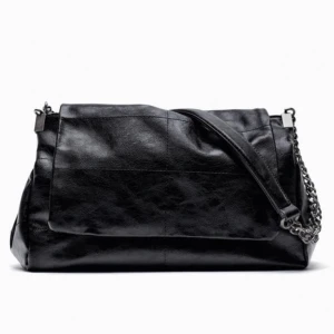 Zara väska  - Så fin väska från zara, använd en gång så ungefär som nyskick! 💕