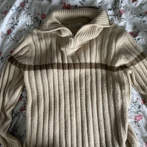 Tjocktröja - Mysig tröja jag köpt på second han, sitter oversized då jag själv är en M, säljs pga jag sällan använder den