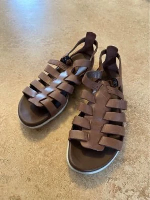 Ecco sandal - Oanvännt svart Ecco. Pris:499 storlek:39 Oanvännt Blå rieker. Pris:399kr storlek:39 Oanvännt bruna rieker. Pris:399kr storlek:39 Brun Ecco använt 2 gånger. Pris:299kr storlek:39 Oanvännt svart Ecco. Pris:499 storlek:39
