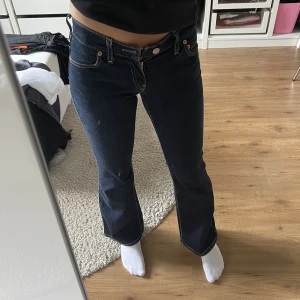 Lågmidjade Levis jeans  - Ett par lågmidjade Levis jeans i nyskick! Säljer då dom blivit för små! Jag är 163cm lång💗 MIDJEMÅTT-ca 73cm INNERBENSMÅTT- ca 76cm