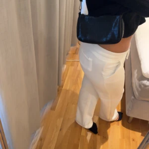 Väsla - Säljer denna väskan som jag köpte för kankse 1 år sedan. Använde den kanske 2-4 gånger sedan kom den inte till användning mer. Den är jätte bra med utrymme och passar till allt. 