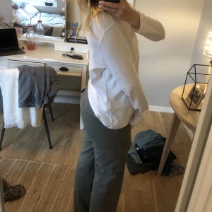 Gröna cargos  - Säljer mina jättefräcka militär gröna cargo pants då de inte används! Använda ett antal gånger men i fint skick! Skriv för yttligare frågor eller bilder!💕