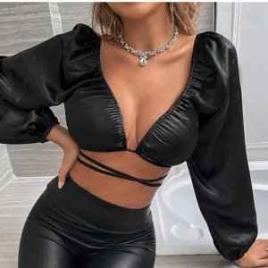 Svart topp - En jättefin topp ifrån SHEIN. Säljer för att den inte kommer till någon användning. Storlek S i fint skick. Skriv för fler bilder osv.