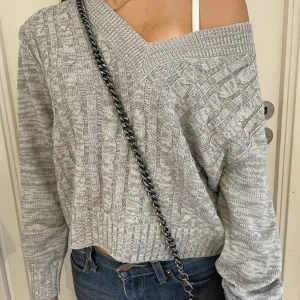 Stickad tröja  - Jättesöt offshoulder tröja, ännu ett perfekt plagg till hösten 😍 köparen står alltid för frakt🥰