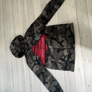 Valentino Jacka - Valentino x undercover collaboration  Nypris $1850 Storlek S/M ( passar 173-180 ish) Bytt dragkedja Inte intresserad i några byten Säljer för att jag inte har någon användning för jackan längre. Skulle säga att jackan är i mycket bra/ bra skick.
