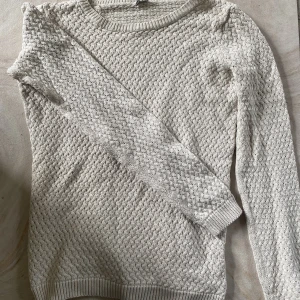 Stickad tröja - Stickad tröja i en gräddvit färg från pimkie!  Kolla mina likade bilder för info om frakt och policy!