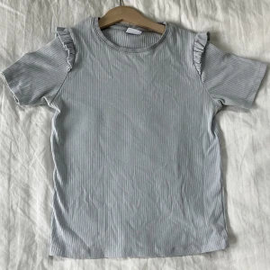 Tight T-shirt - Supersöt tight t-shirt från zara! Passar till allt!💕💕