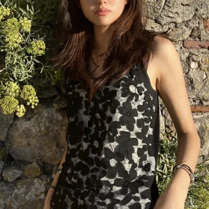 SVART FESTTOPP - fint linne! S-M i storlek, använd en gång, nyskick!!🖤