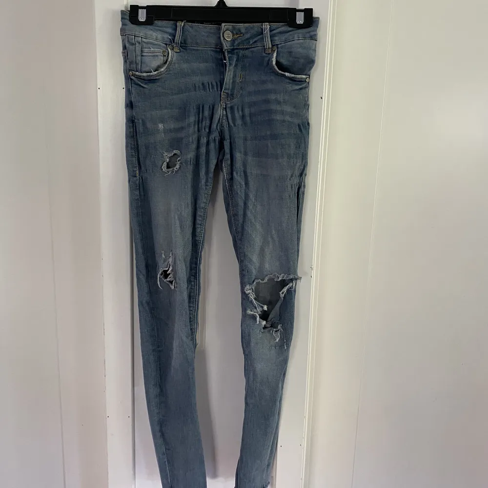 Super snygga jeans från zara i storlek xs använt några gånger men jätte bra skick. . Jeans & Byxor.