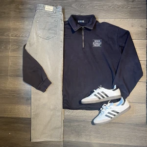 Vintage Dobber Jeans - Mörkgrå vintage Dobber Jeans i bra skick. Rak och lagom vid passform! Midja: 42cm; Outseam: 103; Benöppning: 24cm. Fråga gärna om du undrar något!