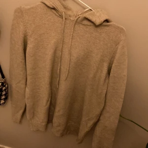 Stickad hoodie  - Stickad hoodie från Vila, inga defekter och aldrig använts