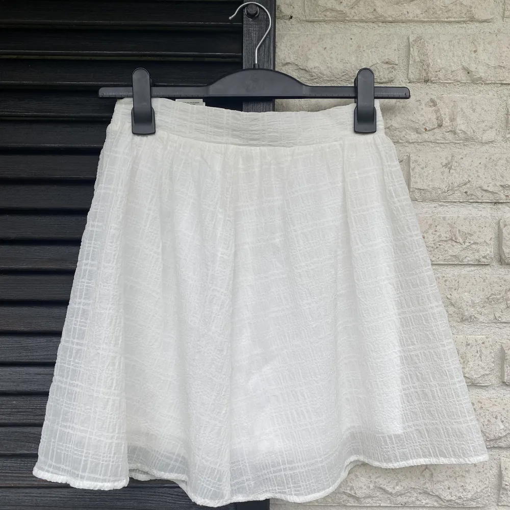 Super fin vit somrig kjol!🤍🌸Super härlig på sommaren och till festliga tillfällen! . Kjolar.