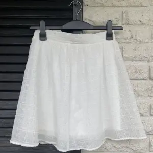 Super fin vit somrig kjol!🤍🌸Super härlig på sommaren och till festliga tillfällen! 
