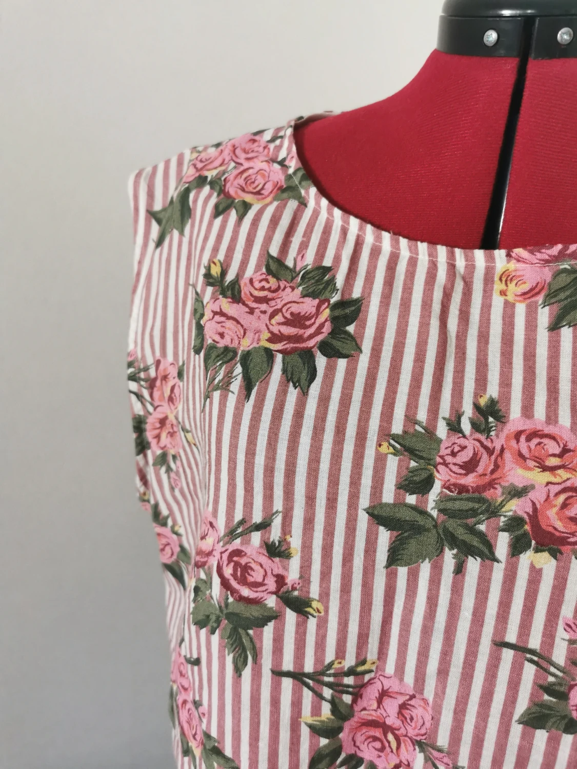 Crop top med rosor  - 90