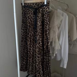 Säljer denna jättefina kjolen från Zara i strl XS, knappt använd så den är i nyskick🤍