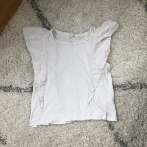 Vit topp med volang  - Rensar garderoben <3