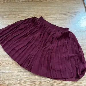 Fin vinröd kjol från NAKD. Använd fåtal gånger. 