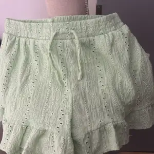 Gröna shorts kolla bild nummer 2