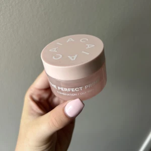 Caia primer - Säljer denna primer från caia då den inte används av mig💕 Har endast använt fåtal gånger så det är mycket kvar!! Nypris 325 kr