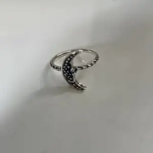 Silverring i zinc legering som har diametern 1,6 cm. Det går att lösa samfrakt. Köp gärna med köp nu!