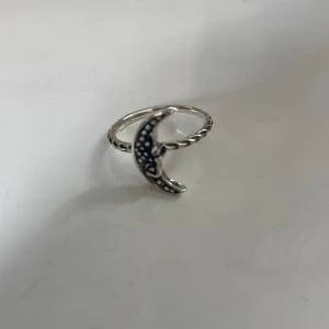 Silverring  - Silverring i zinc legering som har diametern 1,6 cm. Det går att lösa samfrakt. Köp gärna med köp nu!