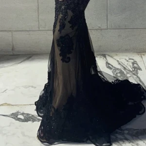 Långklänning - Säljer en festklänning som har använts en gång bara på ett bröllop. Storlek 32  Pris kan diskuteras vid snabb affär  