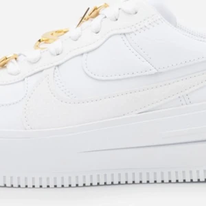 Nike Air Force 1 PLT.AF.ORM Women’s - Säljer skorna som jag fick i present då de inte är i min stil kostar egentligen 1500 kr har bara testat de. 