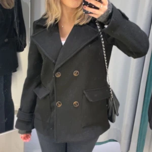 Svart kappa - Intresse koll på min svarta kappa från boohoo❤️storlek 36