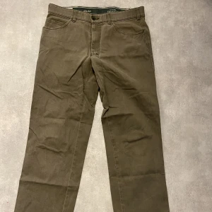 Jeans  - Säljer mina mörkgröna/bruna jeans. St s 