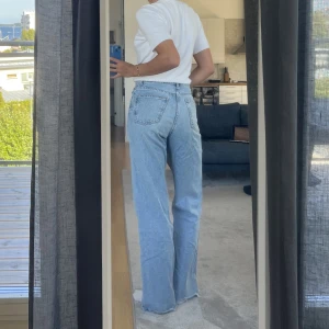 Zara jeans  - Jeans från Zara, högmidjade men storlek 38 så kan användas som Lågmidjade som sista bilden💓