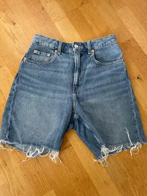 Ett par lite längre jeans shorts från hm. Säljer pga blivit för små 