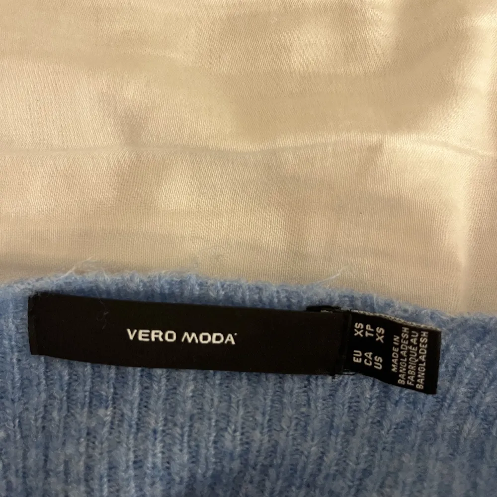 Säljer min v-ringad stickad tröja från vero Moda ! Använd fåtal gånger och är i braskick. Original pris 299kr 💘💘kom privat för fler bilder . Stickat.