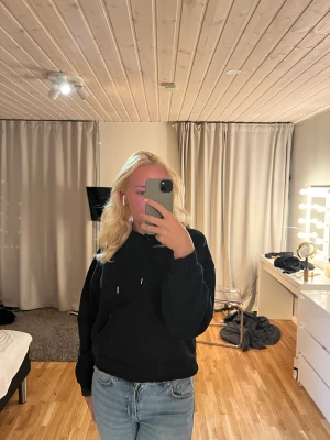 Hoodie  - Säljer min svarta Hoodie för den har blivit förliten. Den är i stolek XS men skulle passa S 