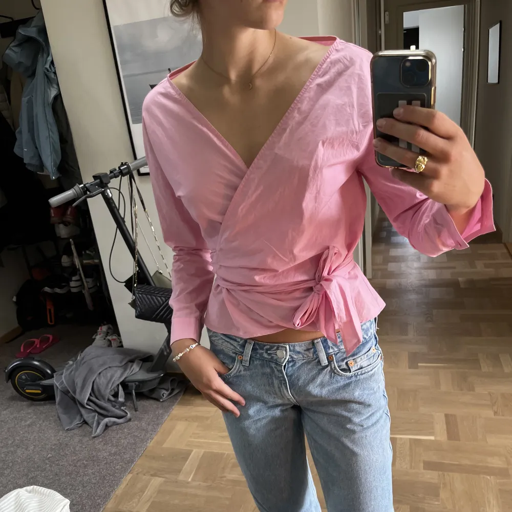 Säljer min fina blus från H&M! Superfint skick 💖. Toppar.