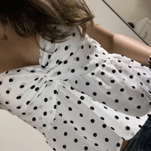 Topp  - Säljer denna jättesöta topp😘 passar xs-s! Lånad bild